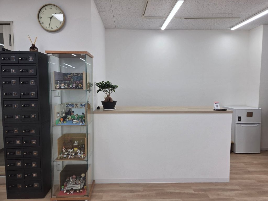 受付カウンターと鍵付きの貴重品ロッカー