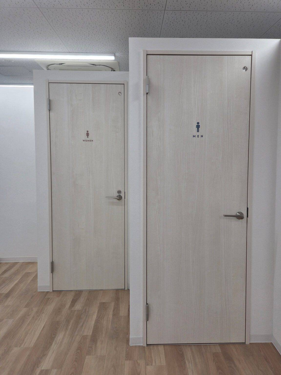 男女別の更衣室の入口