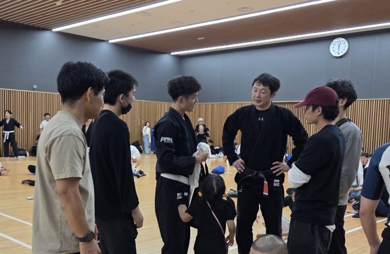 試合後に練習仲間やインストラクターと振り返る34BJJのメンバー