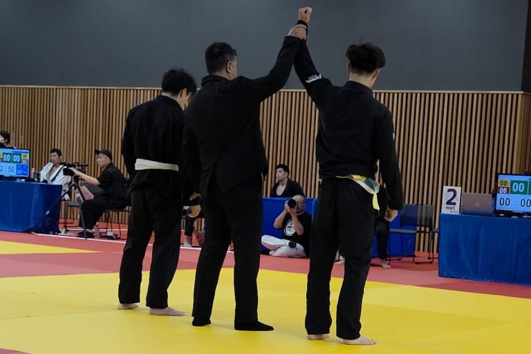 第5回全日本ノービス柔術選手権で勝ち名乗りを受ける34BJJの選手